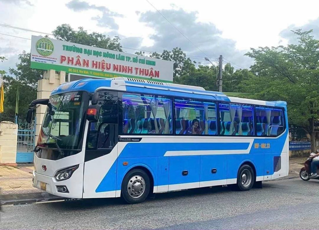 Xe khách 29 chỗ Việt Long đậu trước cổng trường đại học