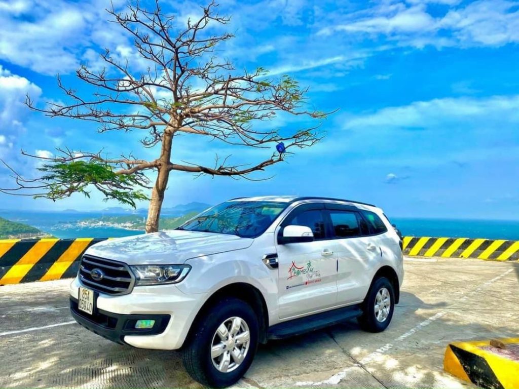 Ford Everest trắng của Việt Long bên bờ biển