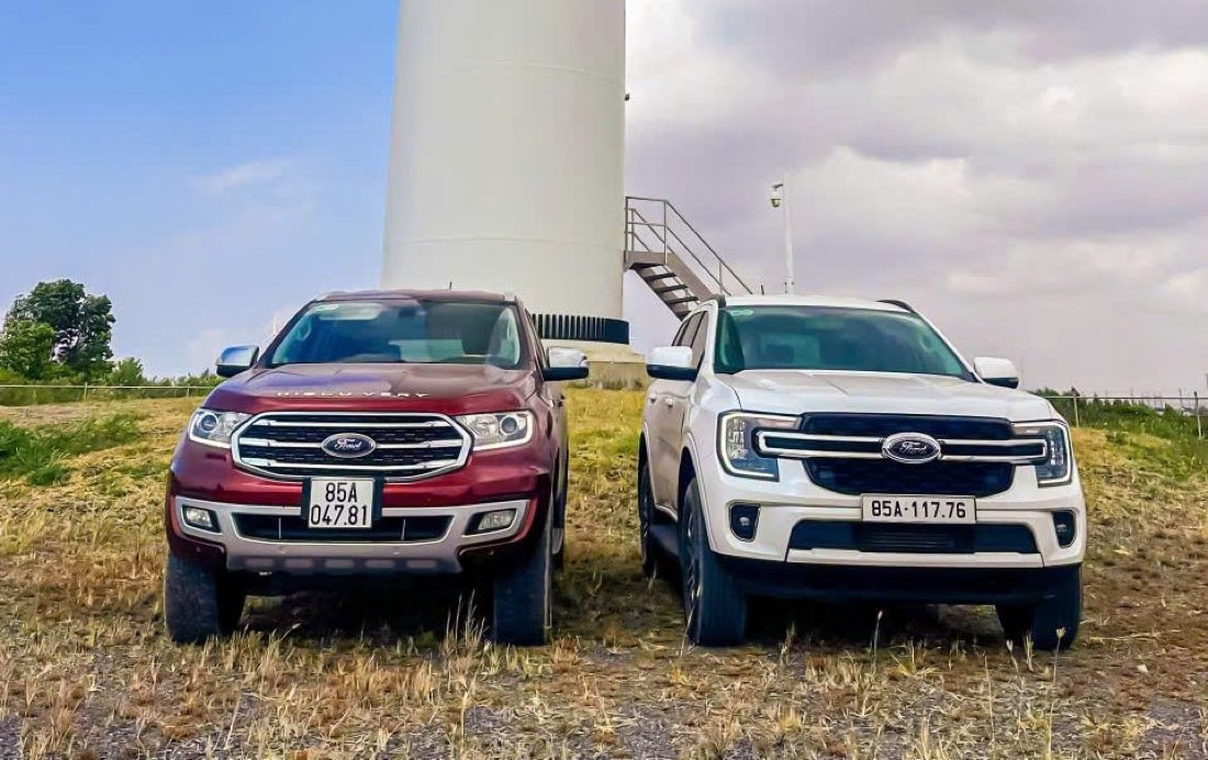 Hai Everest trước turbine gió