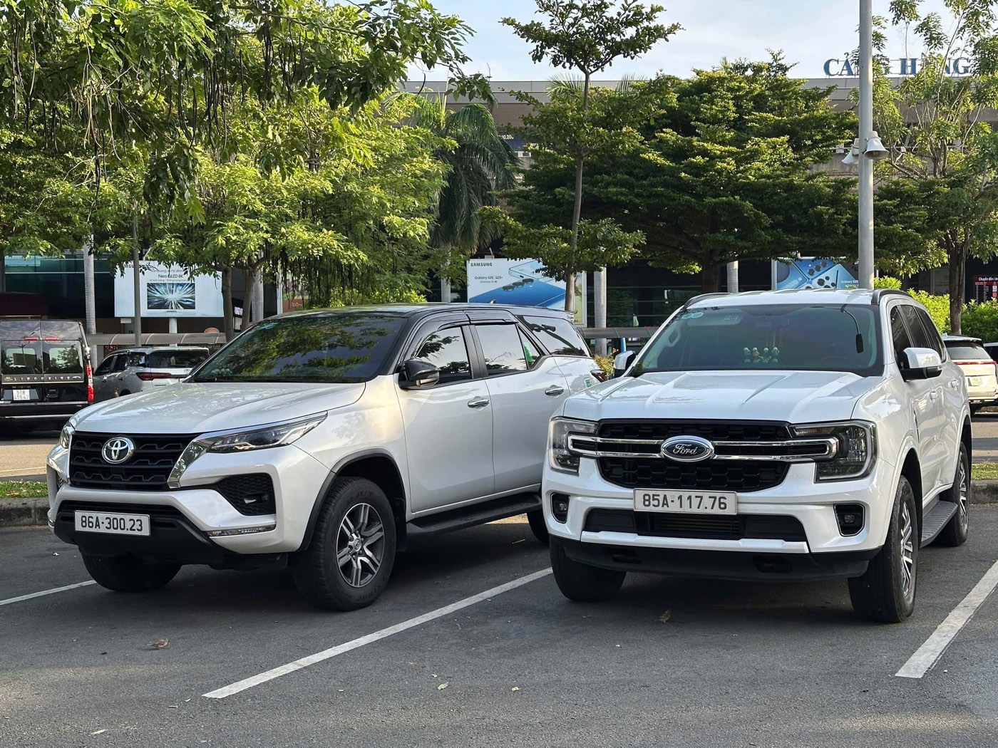 Toyota Fortuner và Ford Everest trắng tại bãi xe