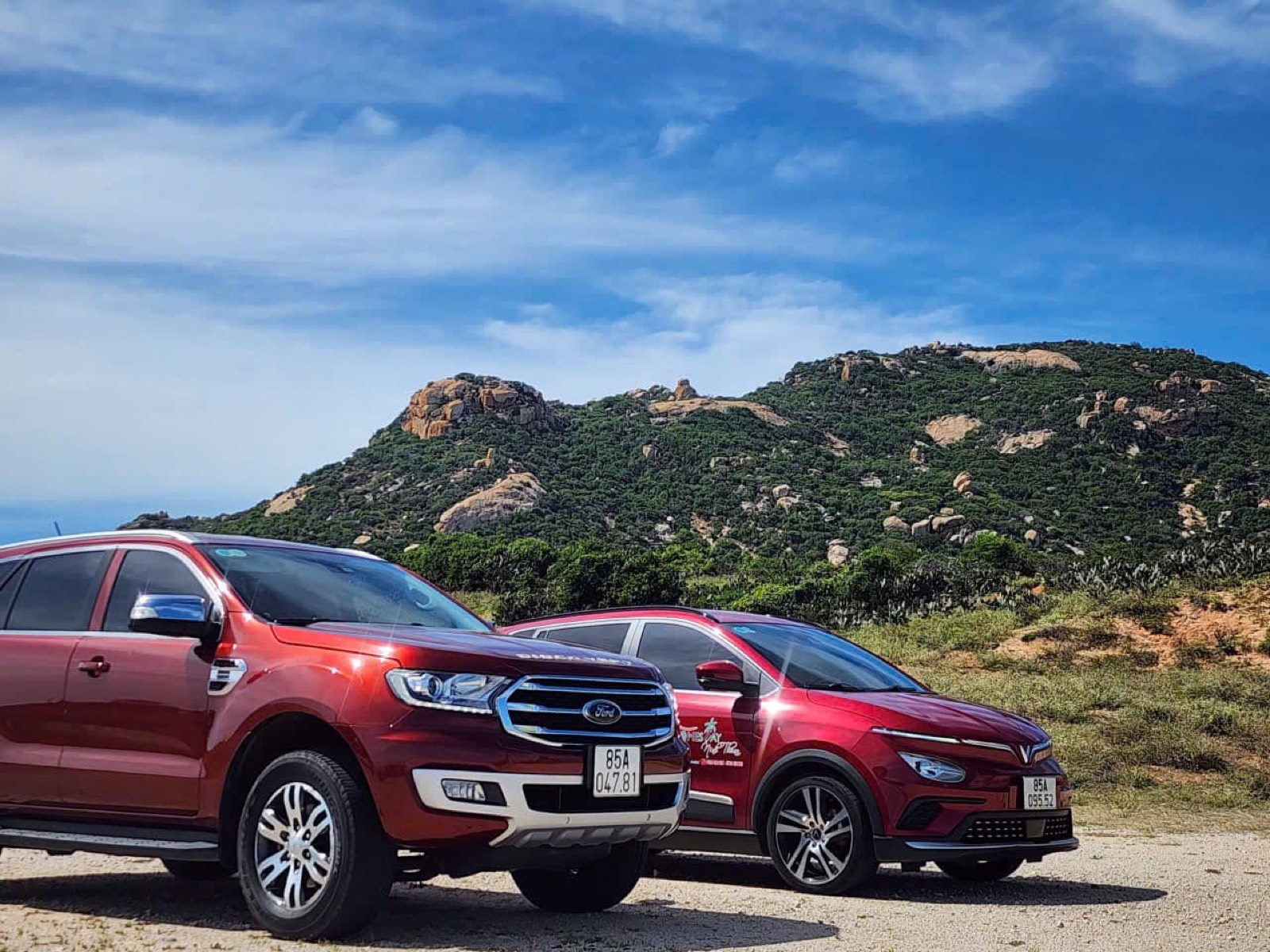 Hai xe Ford Everest 7 chỗ của Việt Long Car đậu trên cung đường ven biển Ninh Thuận
