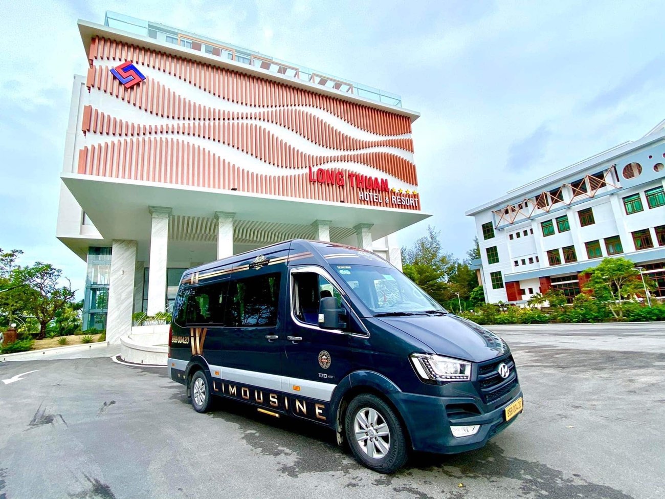 Xe Limousine Solati đen của Việt Long đậu trước tòa nhà