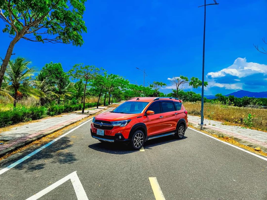 SUV đỏ trên đường