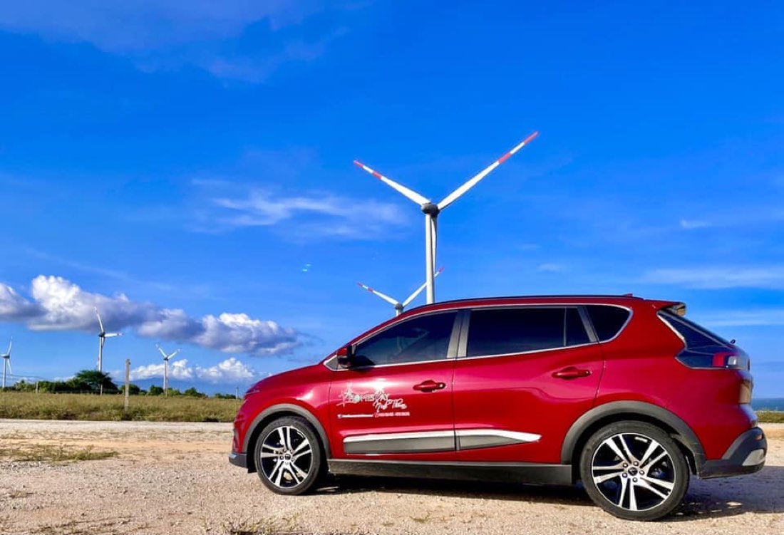 Xe SUV đỏ trước cánh đồng điện gió Ninh Thuận